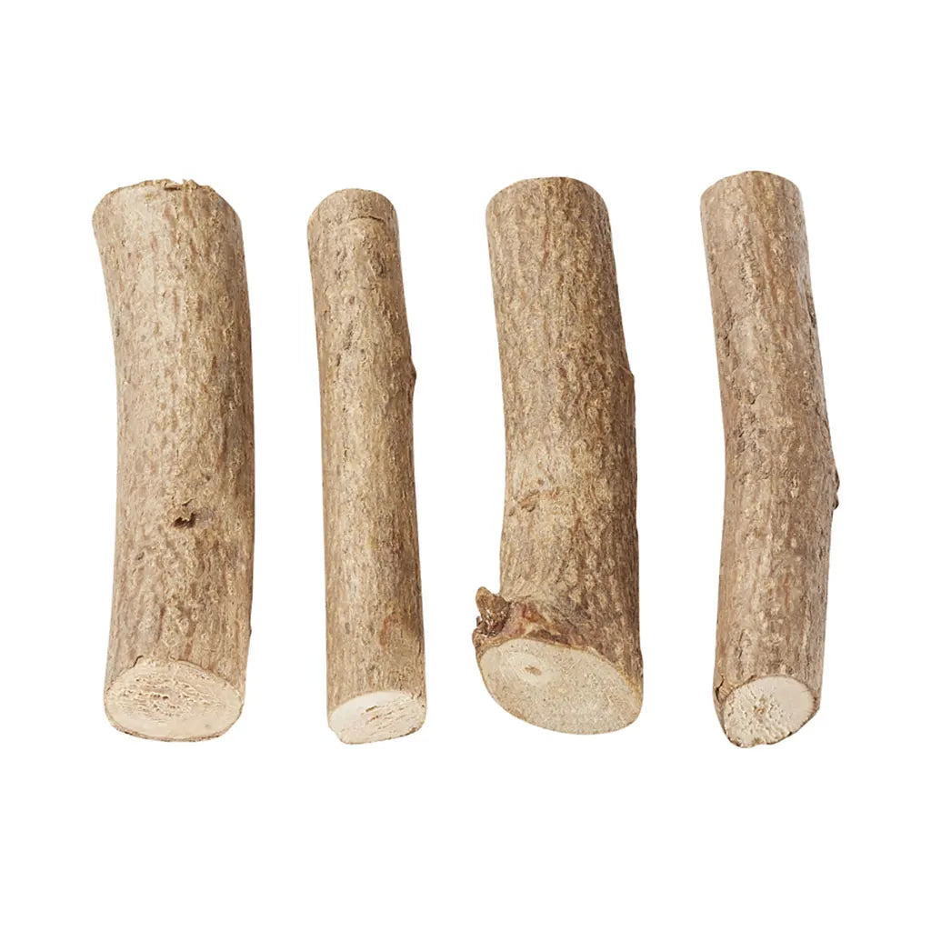 Little wooden trunk, ca. 7cm long, bag with ca. 8 pcs